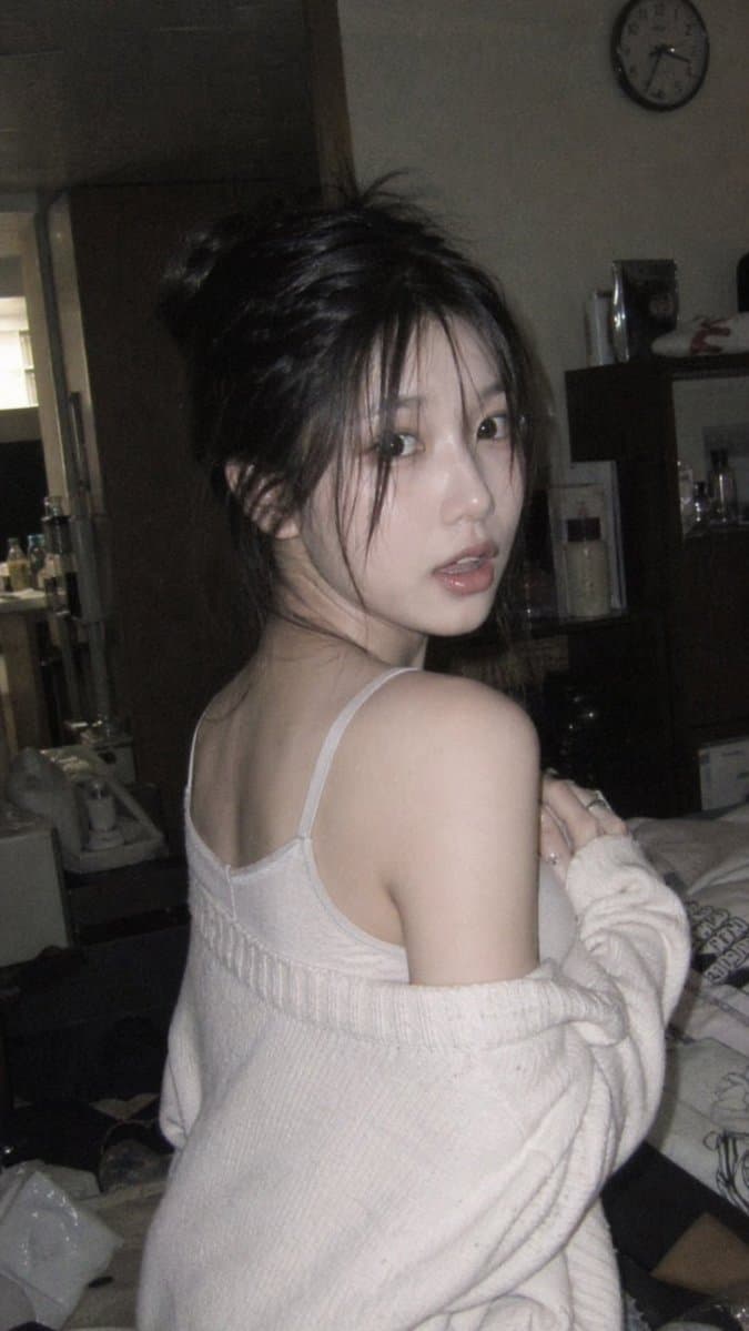 昏暗室内纯真少女的意外回眸提示词生成图